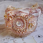 Bracelet Poudre de Riz manchette brod&eacute; avec des perles de culture d'eau douce, des perles nacr&eacute;es, des rocailles et des Cristaux de Swarovski